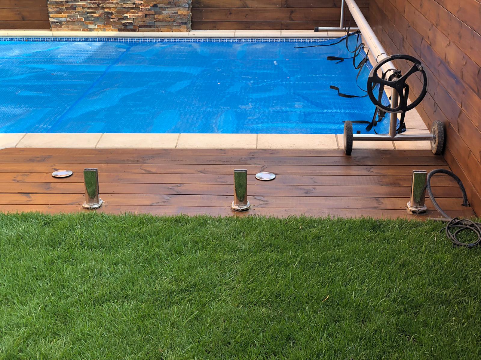 Cajón bordillo piscina madera porche