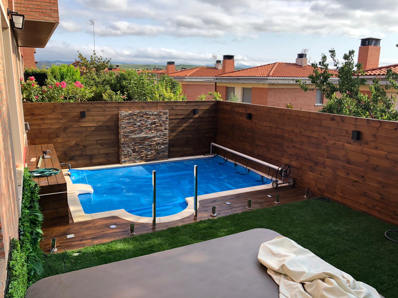 Reforma de Jardín con piscina todo en Madera - Mas Madera